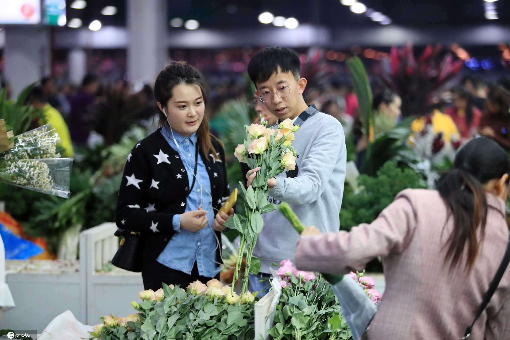 "万人"夜涌花市昆明斗南花市开启"七夕"销售高峰模式