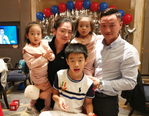 奥运冠军杨威晒双胞胎,俩女儿长得一点都不像!在家倒挂"千金"