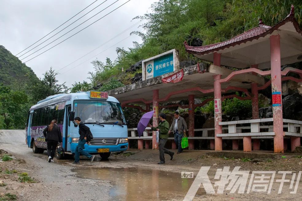 搭上乡村公交车，和司机乘客聊聊他们的故事