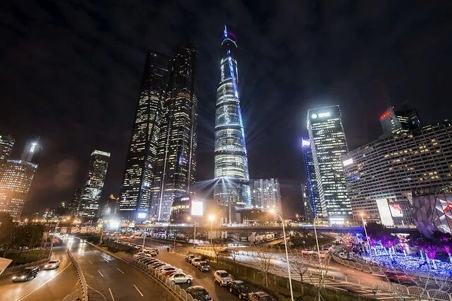 (上海陆家嘴六百三十二米高的路灯)