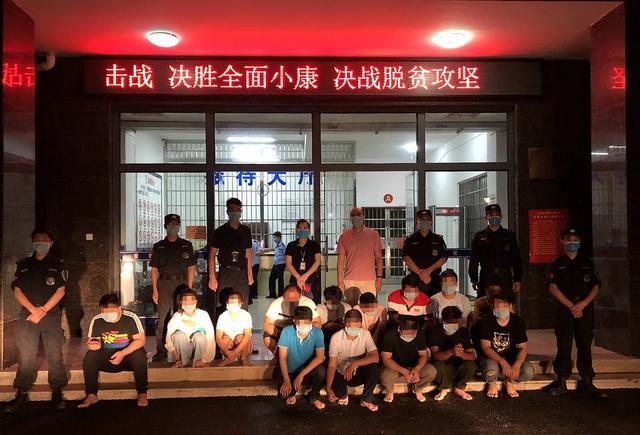 团伙发小卡片用学生妹揽客贵港警方突袭17名涉黄男女被抓