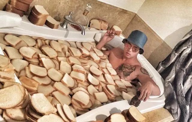 富二代拿人骨做手提包炫富：有钱真能为所欲为？