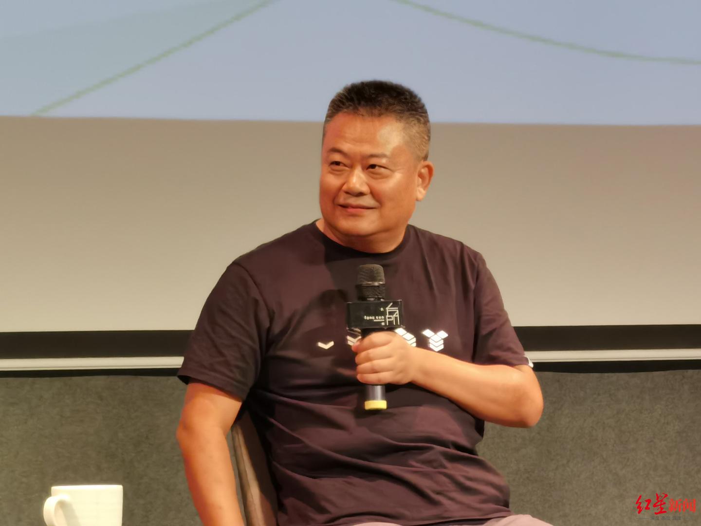 陈晓卿成都寻味烟火:吃了蘸水兔,粉蒸排骨,吐槽了一家