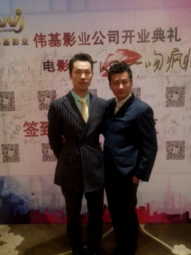 有位演员朋友从迪拜的香料街(黄金街旁)带回几个高档沉香品赠与胡伟