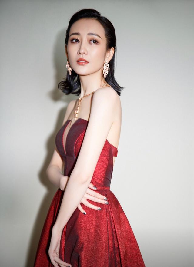 38岁王鸥气质开挂!"心型"抹胸裙惊艳,难怪外号"鸥美人