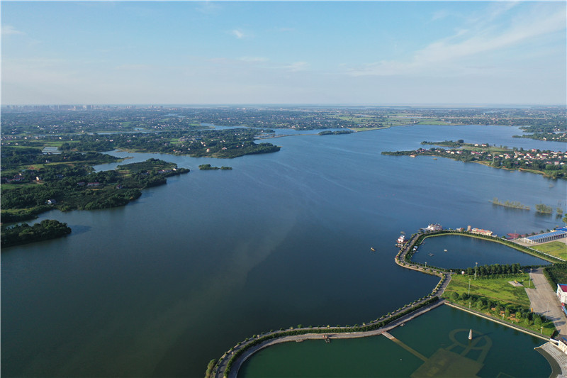 黄家湖是我省十大淡水湖之一,位于益阳市资阳区长春镇境内,湖面达3万