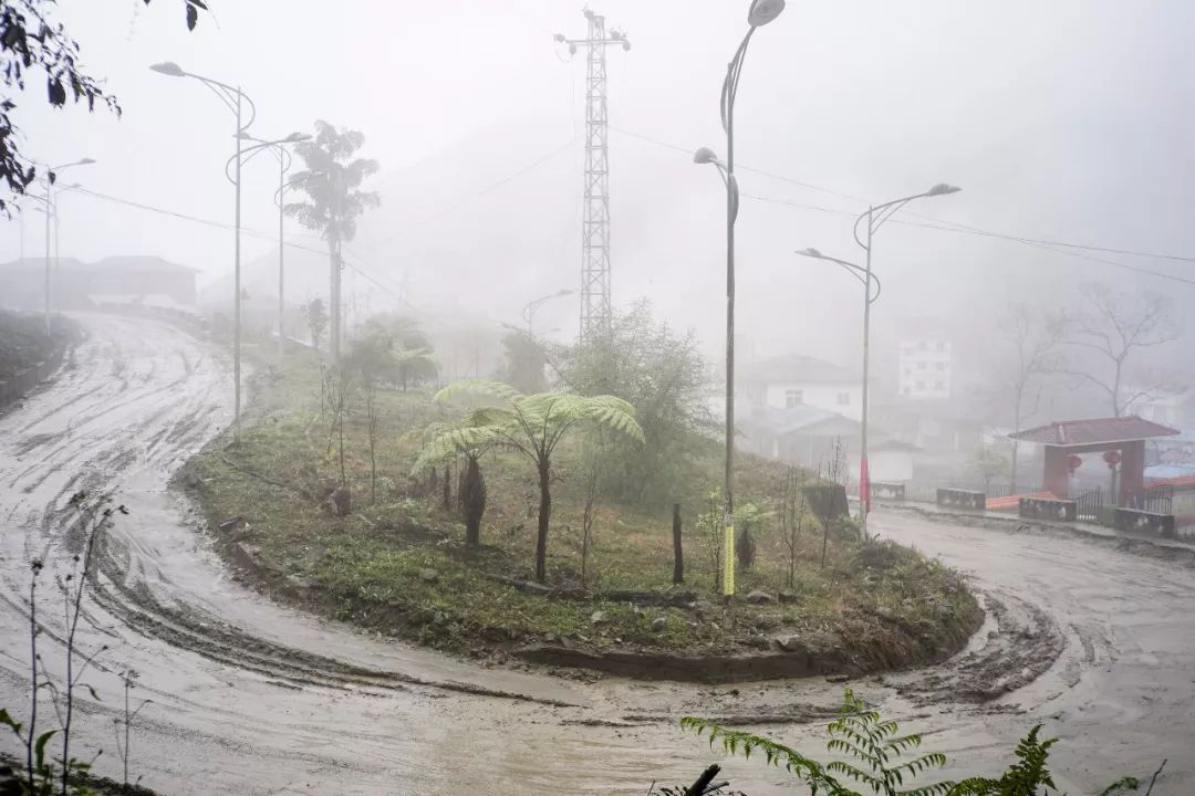 最后通公路，最后连电网，都无法阻止西藏人……