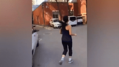 干货丨来,今天咱就分析一波外籍豪横女的跑姿问题