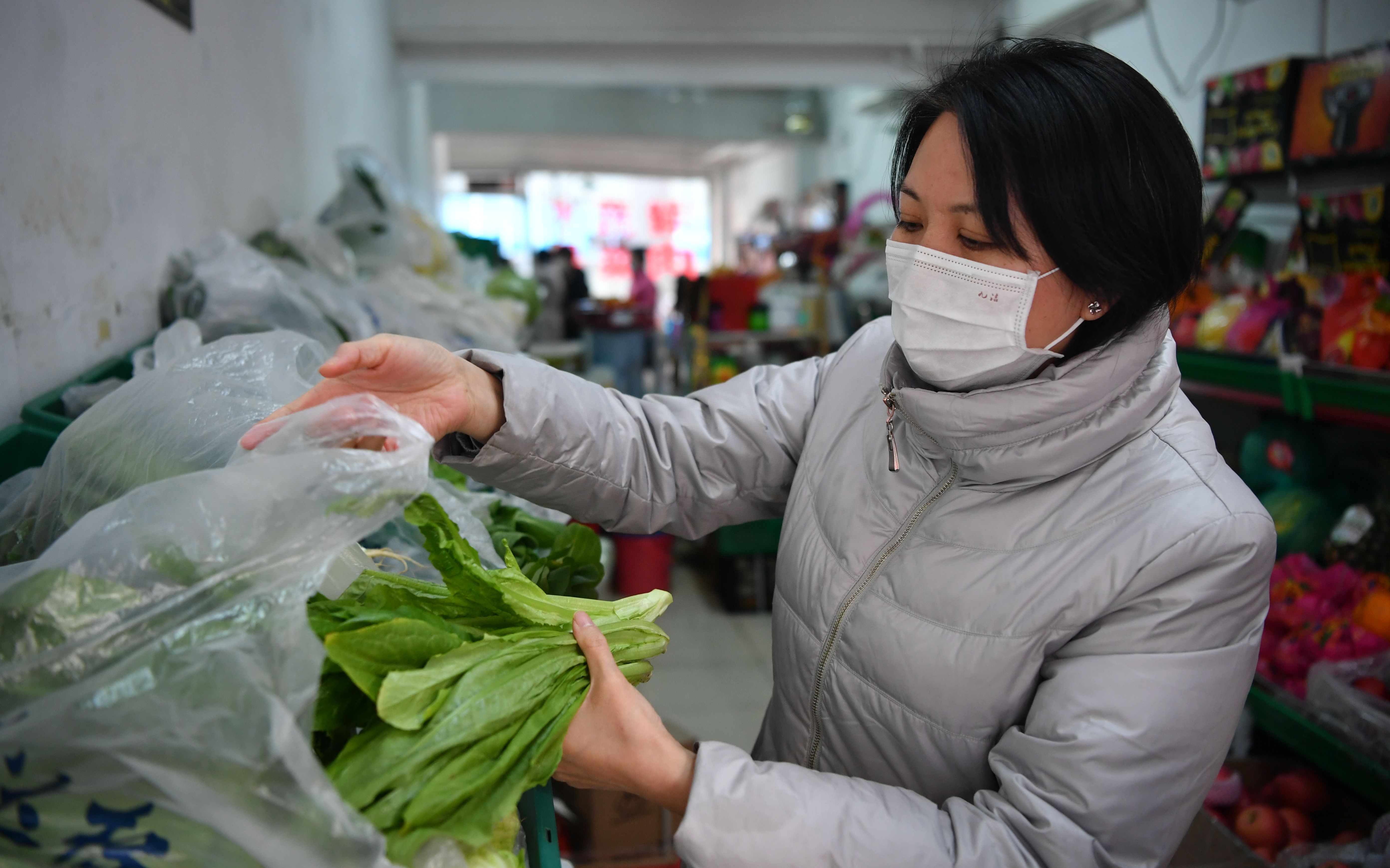 新京报讯(记者 黄哲程"奶奶,我是物业小黄,给您送菜来了.