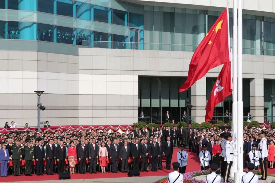 7月1日,香港特区政府在湾仔金紫荆广场举行升旗仪式,庆祝香港回归祖国