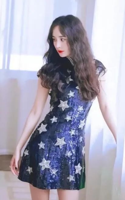 青春的颜色适合她 甜美五官毫无攻击性,气质惊艳美炸了 杨幂可是羊毛