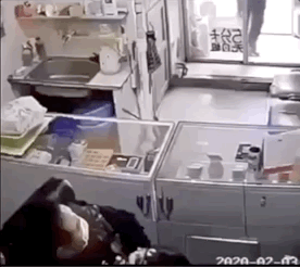 疫情时期开工营业：店老板的智慧真绝了