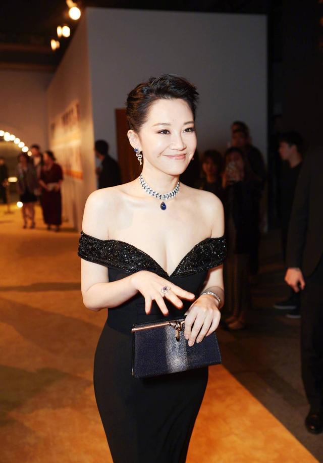 51岁许晴,酥胸美腿,完爆20岁少女,3个饮食瘦身秘诀曝光