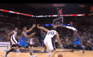 上篮第一步就是假动作,直接晃飞防守人,最骚还是乔丹