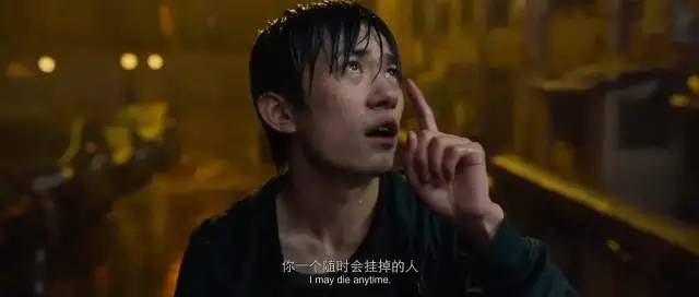 一个又高又壮的中年人,因为对失去的恐惧和惊怒而下手打了生病的儿子