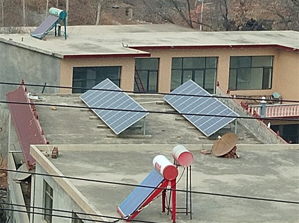 村民陈士永家楼顶上的光伏太阳能发电板