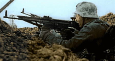 ak47和stg44,长得像就存在抄袭?枪王地位不容撼动