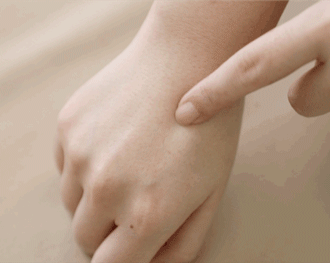 张柏芝戴颈托?像极了我玩手机过度的样子… if时尚