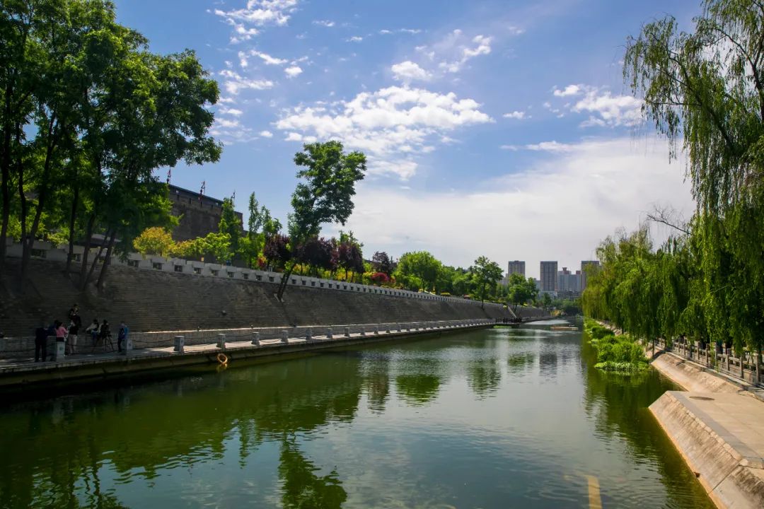 在西安周末逛城墙 在护城河畔一起触碰城市的脉动