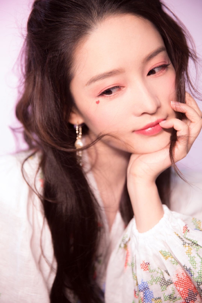 甜过七夕!李沁眼角爱心泪痣吸睛 元气桃花妆少女感满满