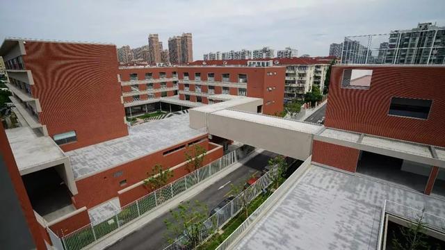 除了小学,公办第一梯队的徐汇中学前年在华泾开设南部校区.