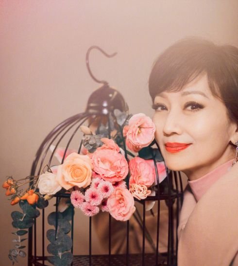 67岁赵雅芝写真照笑容甜美,穿粉裙颜值身材均在线