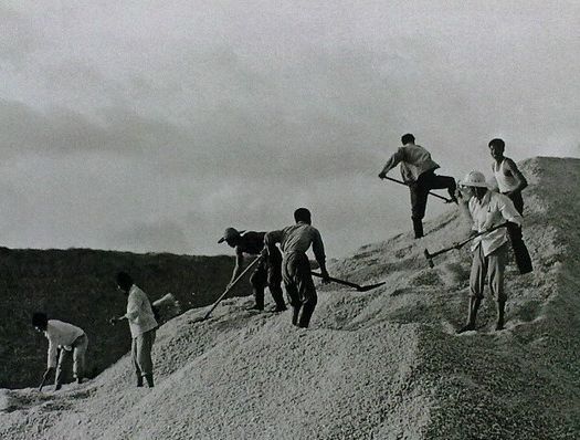 1970年的中国,盐场的工人在干活,还有两位妇女同志.