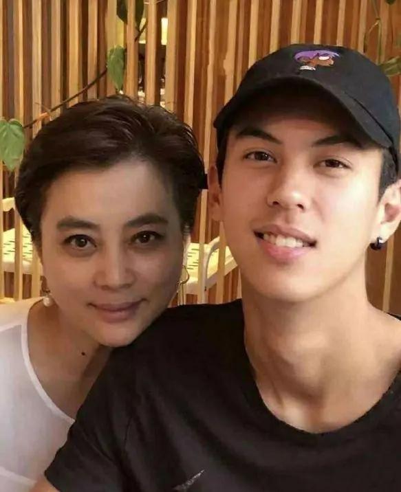 57岁李玲玉近况罕曝光,一头中性短发,与"甜歌皇后"形象反差大