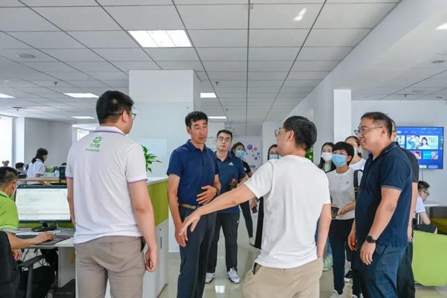 秦皇岛兴龙广缘董事长田纯刚到访全球蛙,签署战略合作