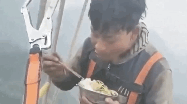 炎炎烈日下也要工作的高空作业者随身要背负着生命危险,热到快中暑也