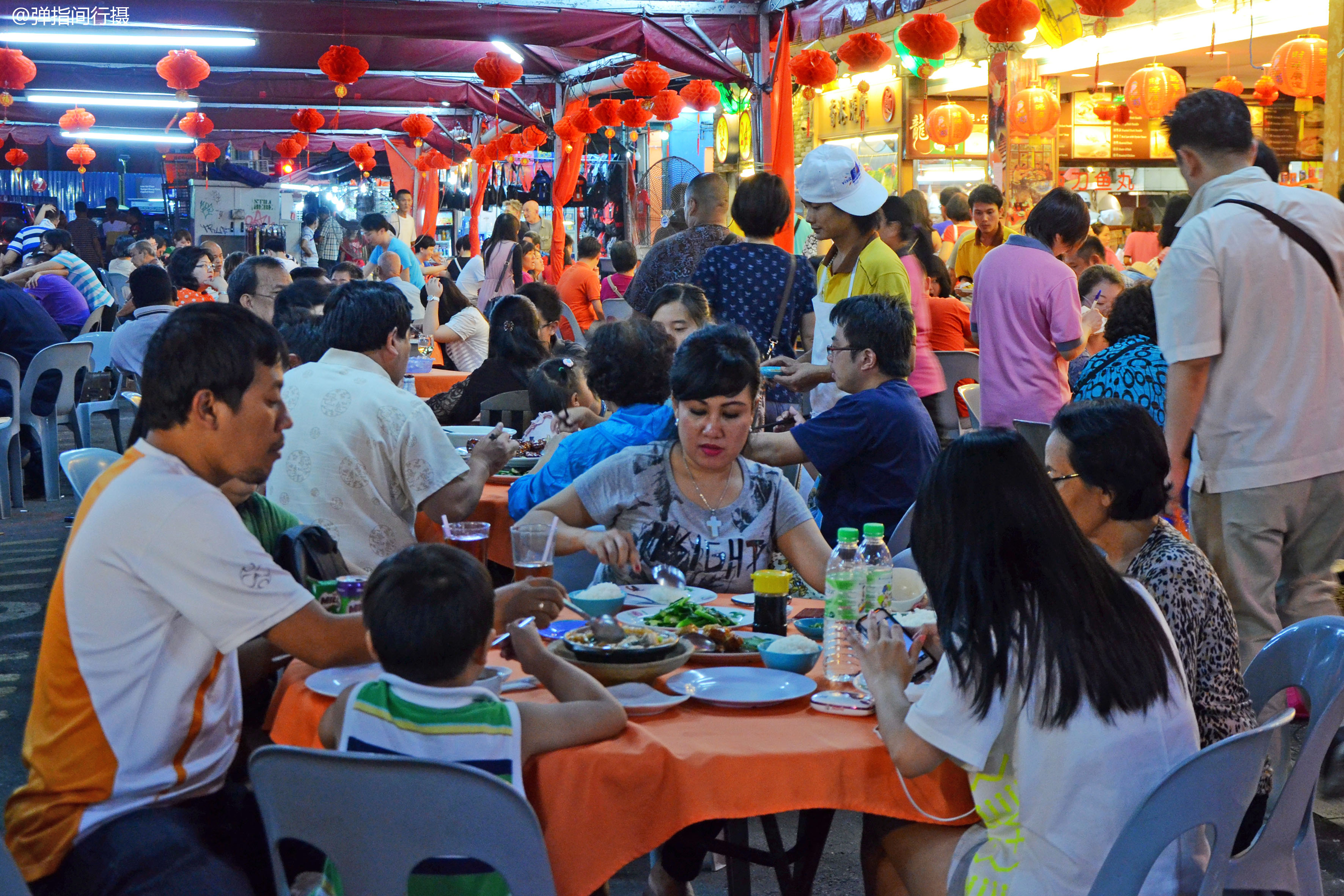 马来西亚最火的夜市,春节美食大排档人满为患,感觉像在广州街头