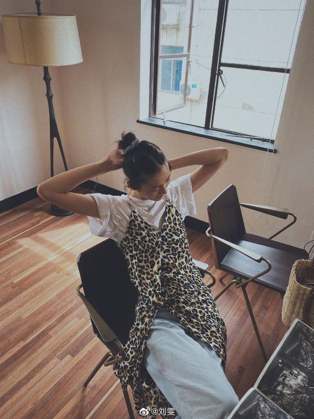 硬挺的面料打造的英气更为大表姐的气场锦上添花,高级这个词想说n次.