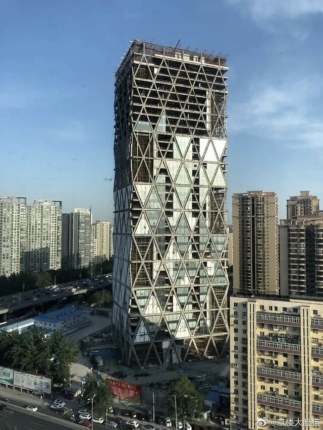 烂尾楼,通常是与繁华都市,金融商贸中心相生相伴的"衍生品",在属于