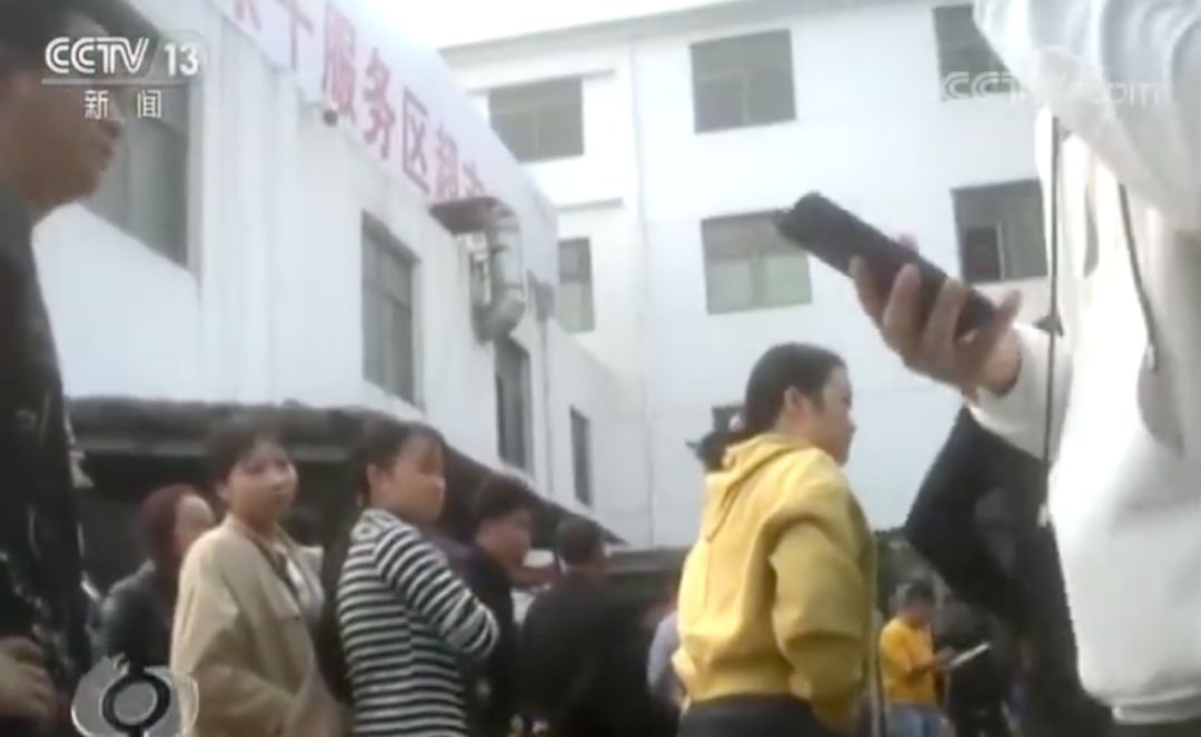 偷拍长途客车司机宰客：天价收费背后是一条产业链