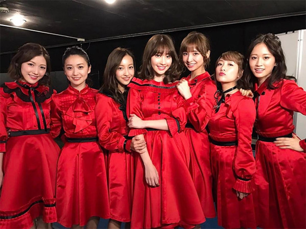 渡边麻友在2006年以akb48三期生的身份加入,不仅是在众多成员中被选为