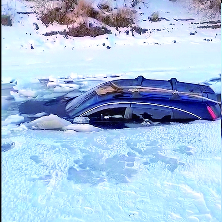 驾车在冰面抓鱼 汽车掉进冰窟窿男子跳车逃生