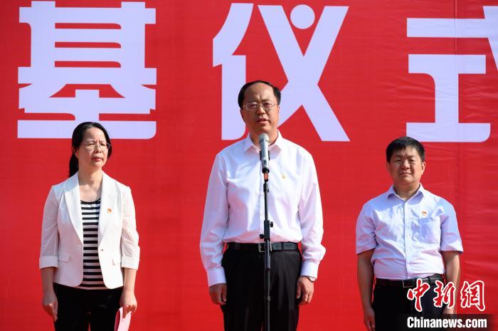 忻州市委常委,岢岚县委书记王志东(中)说,开发区推动项目建设的路径