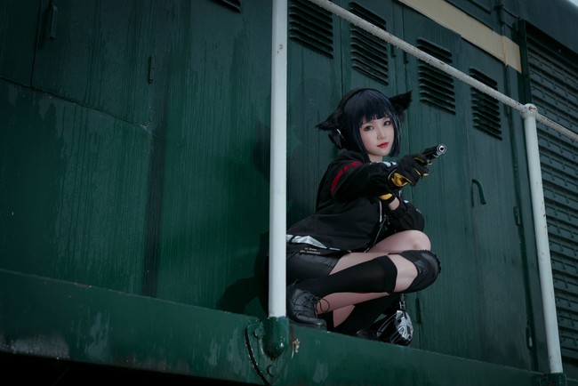 cos:明日方舟-黑色金属背景下的杰西卡