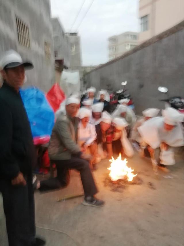 农村82岁老人去世全村人送埋