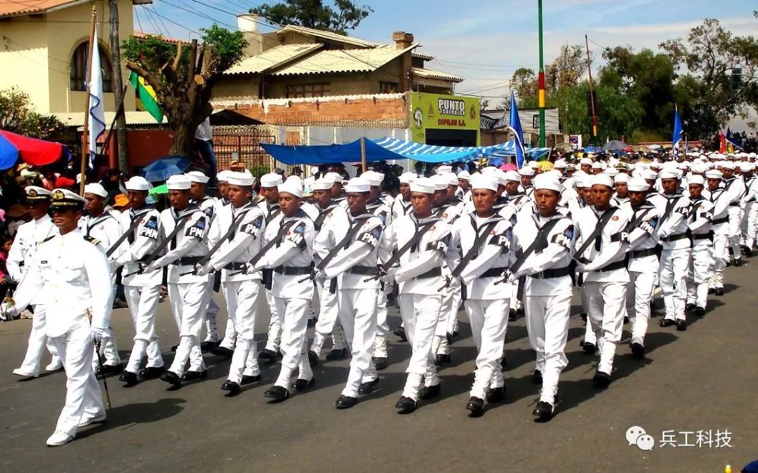 图注:参加玻利维亚海军节阅兵式的海军陆战队士兵