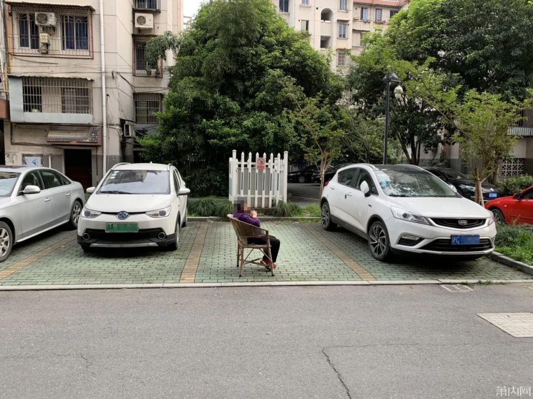 萧山一小伙在萧内网app发帖: 「 公共车位,不是她坐着,我就可以停车了