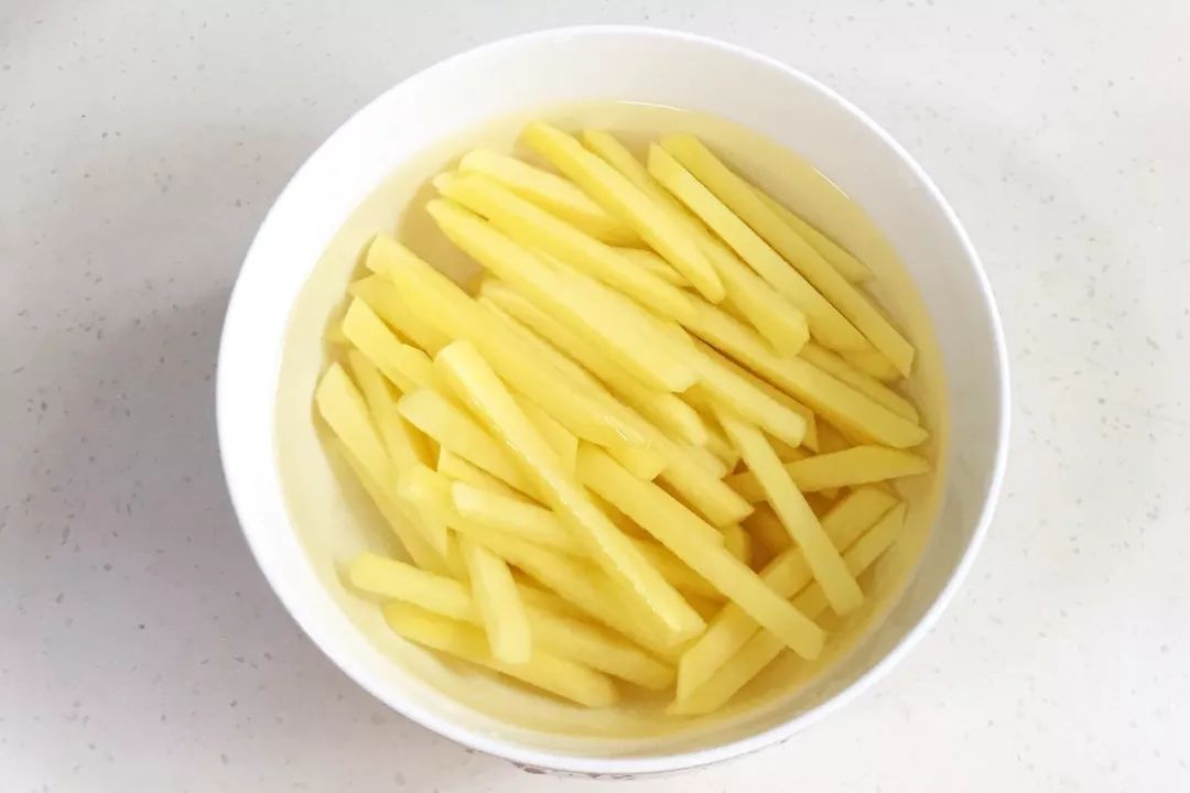 2 切好的土豆条用清水冲洗几遍去除表面多余的淀粉.