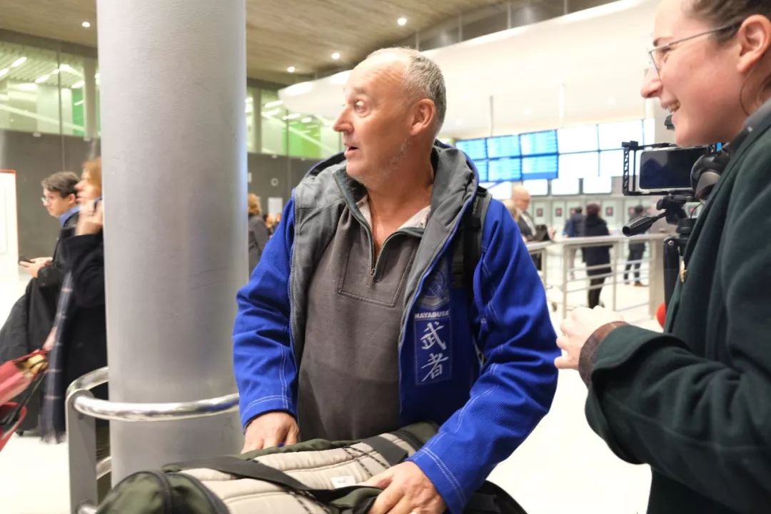 记者直击：巴黎机场迎来最后一批“武汉乘客”