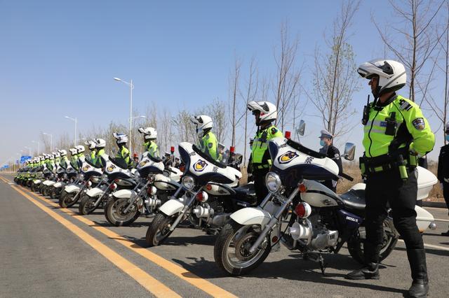 第十二师公安局首届骑警培训班结业并举行汇报演练