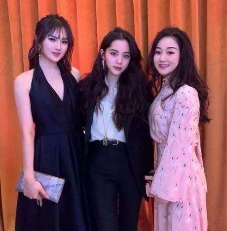 名媛千金看不上何猷君?跟其妹成闺蜜,浓妆泡吧清纯不再