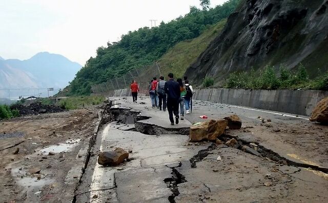 地震废墟旁盖在我脸上的书不停被掀开都以为是女儿