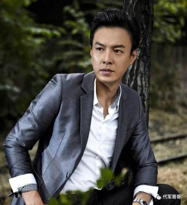朱铁是很有魅力的男人,他毕业于中央戏剧学院.