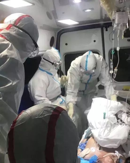 疫情下的武汉救护车司机：与死神赛跑