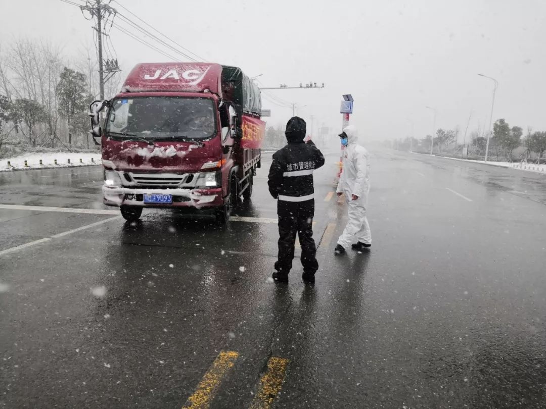 昨天仙桃下雪了这些人还在外面跑我们能做的只有一件事