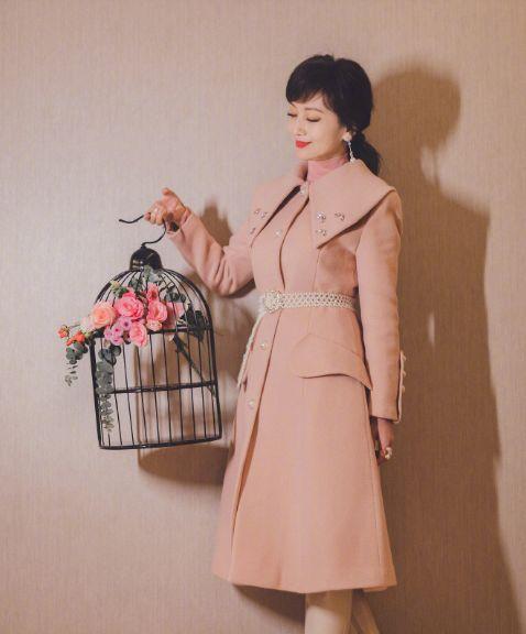 67岁赵雅芝写真照笑容甜美，穿粉裙颜值身材均在线